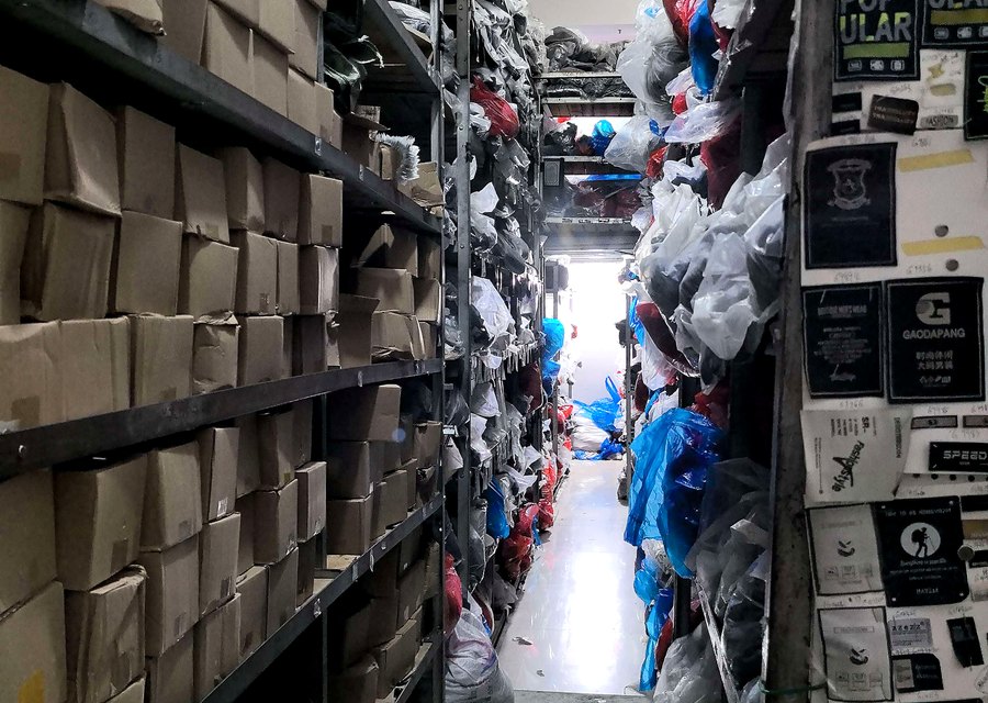 钱浩辅料仓库货架通道：按色系与品类分区码放的辅料现货
