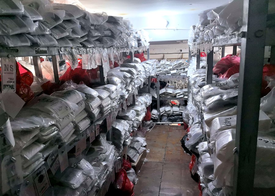 钱浩辅料库区白色包装袋分装货架，按规格分区码放